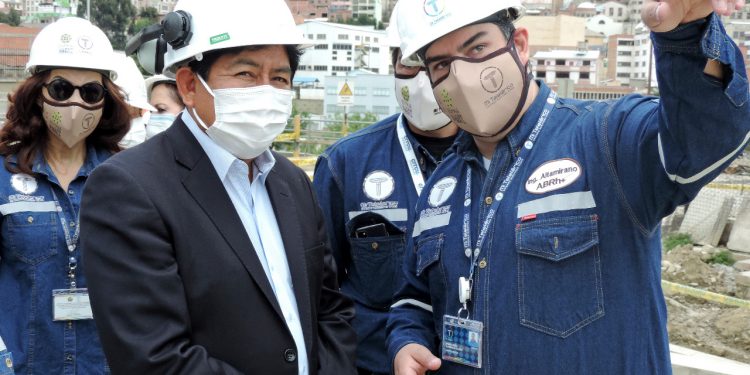 Montaño inspecciona el Parque de las Culturas de Mi Teleférico, obra con un 75% de avance físico