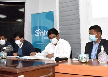 Obras Públicas firma convenios para instalar internet y fibra óptica en Chuquisaca