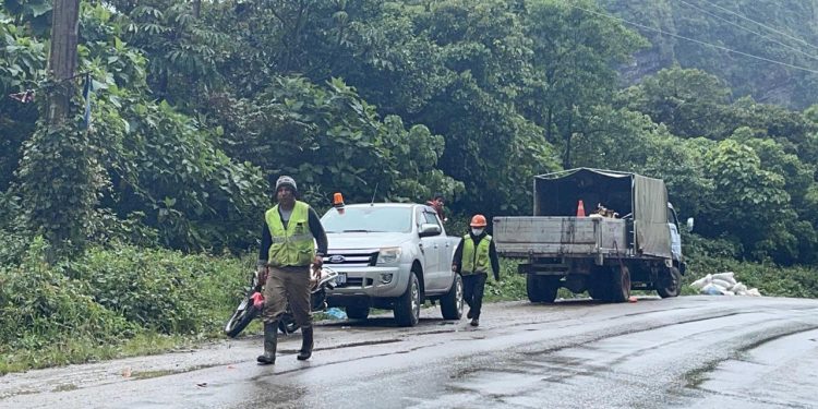 Obras Públicas despliega maquinaria pesada al Trópico de Cochabamba para coadyuvar en la transitabilidad