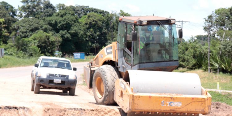 Obras Públicas desembolsa más de Bs. 500 millones para el mantenimiento y construcción de carreteras
