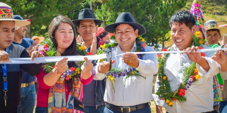 Gobierno nacional abre 2 caminos de integración productiva en beneficio de Tapacarí