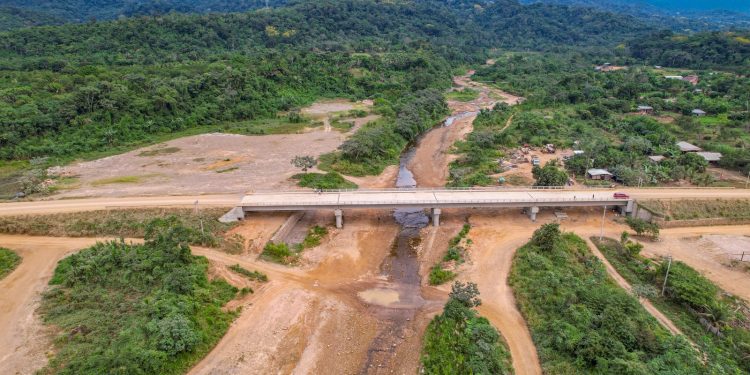 Gobierno fortalece la integración regional de localidades de La Paz y Beni con la entrega de 22 puentes
