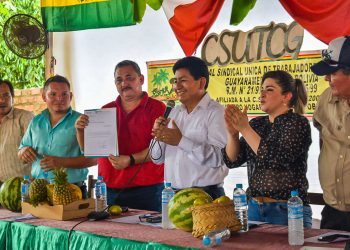 Ministro Montaño entrega a Guayaramerín los documentos oficiales para la construcción del puente binacional