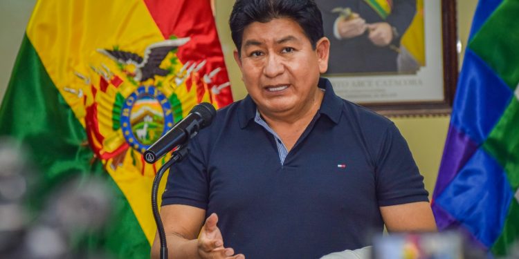 Ministro Montaño califica como política la marcha por la aprehensión de Camacho