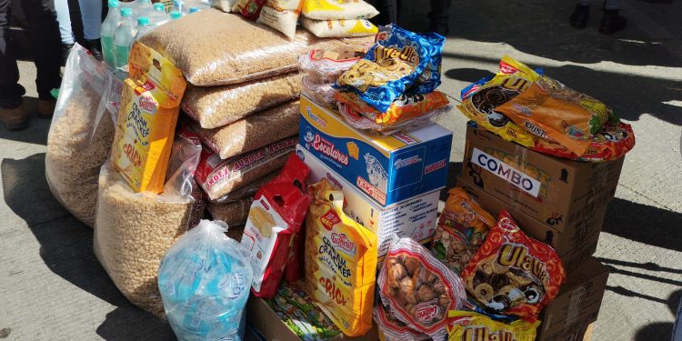 Gobierno envía ayuda humanitaria a varados por el bloqueo de afines a Evo Morales