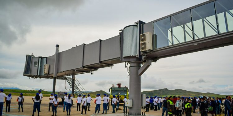 Gobierno mejora el aeropuerto de Alcantarí con la entrega de un puente de abordaje