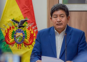 Gobierno presenta licitaciones para la construcción de una carretera y un puente