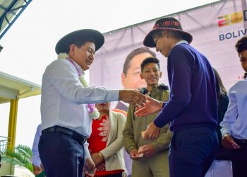 Ministro Montaño entrega el Bono Juancito Pinto en el municipio de Arani
